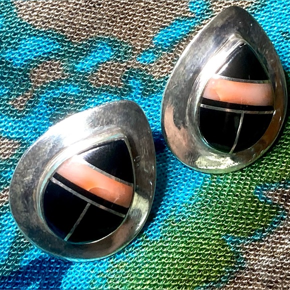 Vintage Native American Sterling Silver Coral And Onyx Inlay Post Earrings - Picture 10 of 16